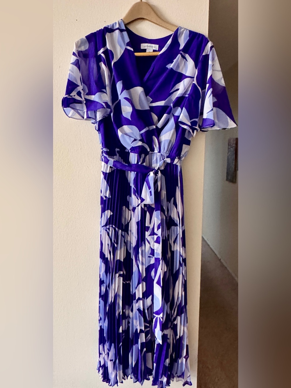 Liz Claiborne sz small Purple Floral Pleated Dress
New without tag